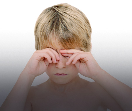 눈을 비비거나 자주 깜빡입니다.